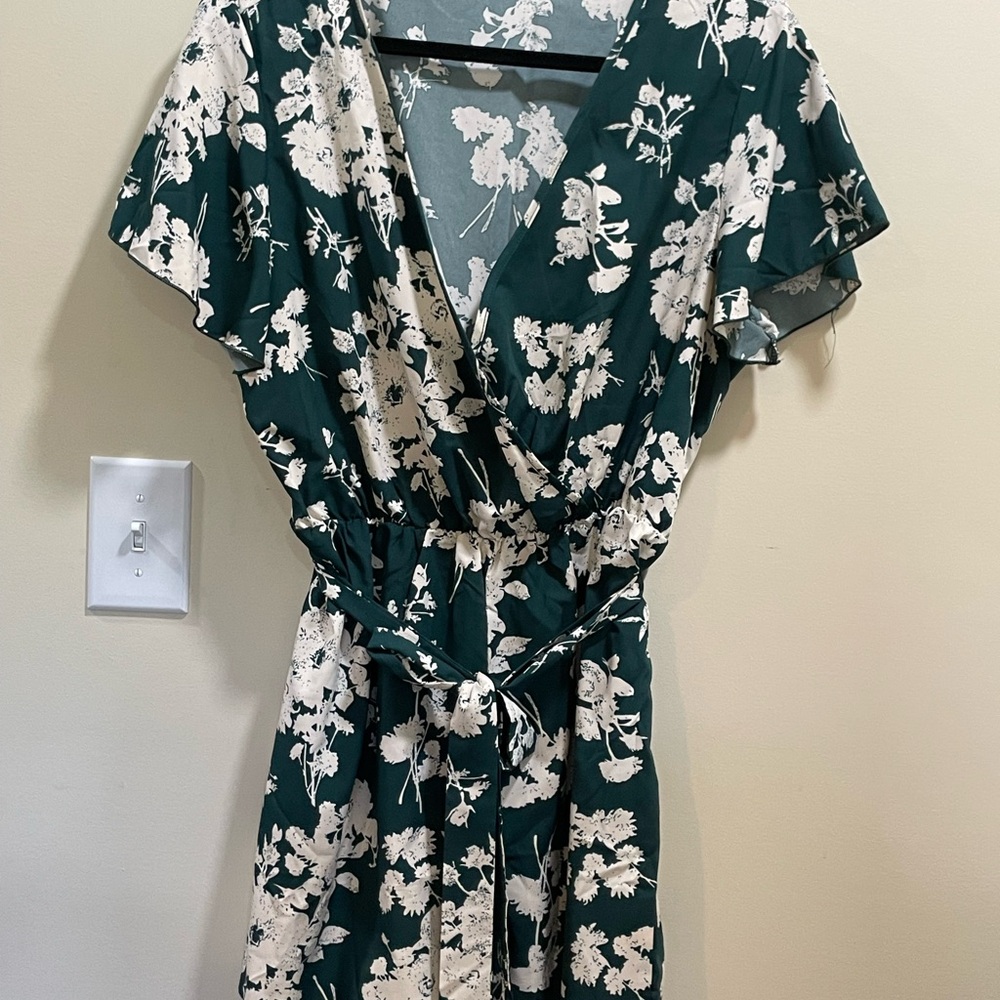 Chic Floral Jumpsuit in Green and White